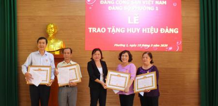 ĐẢNG BỘ PHƯỜNG 1 TỔ CHỨC LỄ TRAO HUY HIỆU ĐẢNG; BIỂU DƯƠNG CÁ NHÂN TIÊU BIỂU TRONG HỌC TẬP VÀ LÀM THEO TẤM GƯƠNG TƯ TƯỞNG, ĐẠO ĐỨC, PHONG CÁCH HỒ CHÍ MINH.