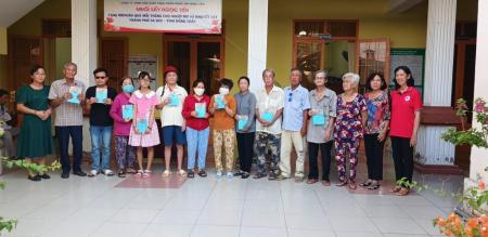 HỘI CHỮ THẬP ĐỎ PHƯỜNG 1 TẶNG QUÀ CHO NGƯỜI MÙ HỘI CHỮ THẬP ĐỎ PHƯỜNG 1 TẶNG QUÀ CHO NGƯỜI MÙ