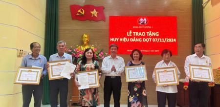 ĐẢNG ỦY PHƯỜNG 1 TỔ CHỨC TRAO HUY HIỆU ĐẢNG ĐỢT 07/11 ĐẢNG ỦY PHƯỜNG 1 TỔ CHỨC TRAO HUY HIỆU ĐẢNG ĐỢT 07/11